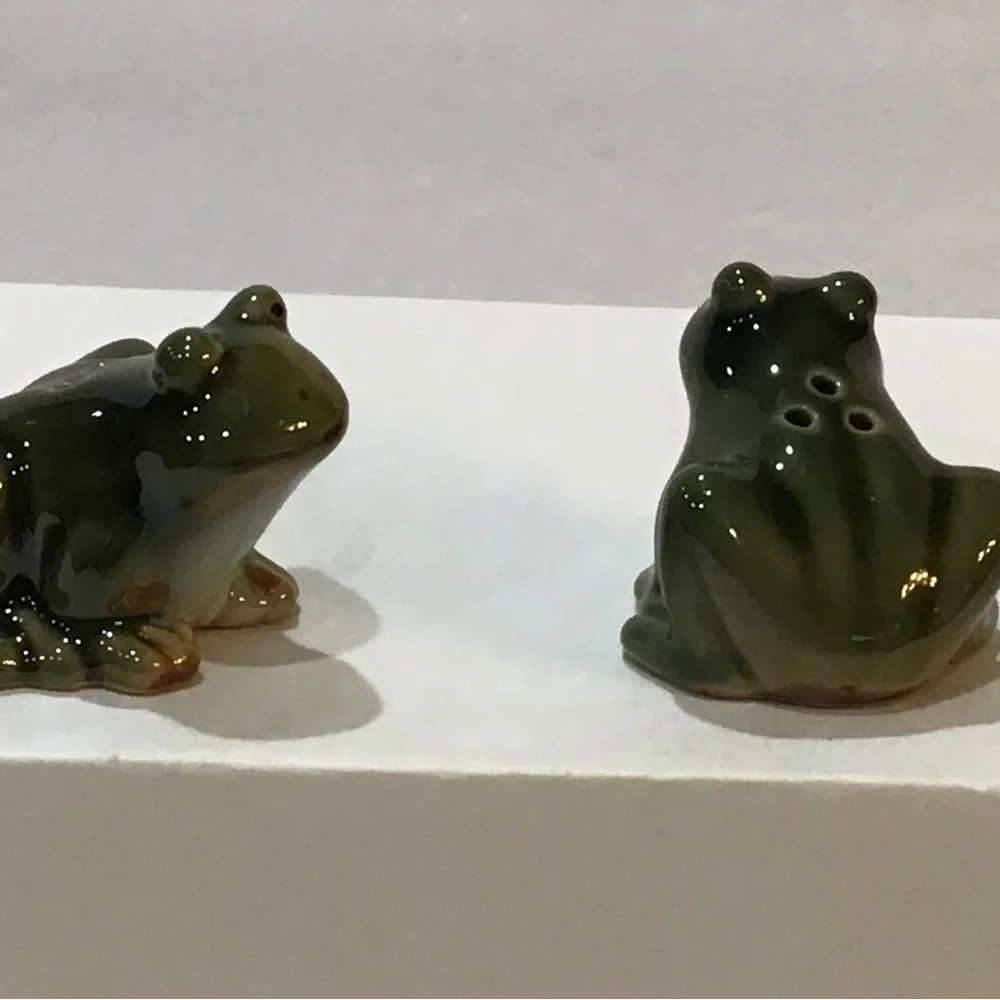 Adorable Frog Salt & Pepper set EUC - Picture 5 of 7